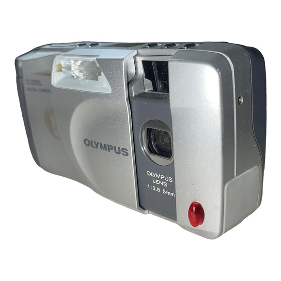Poloroid 35 Film 300 AF and Olympus D-22L Digital Cameras - Picture 11 of 13